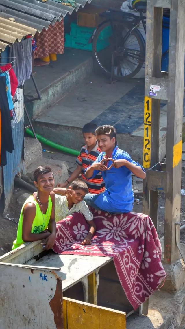 亚洲第一大的达拉维贫民窟 孩子的陪伴者是流浪狗